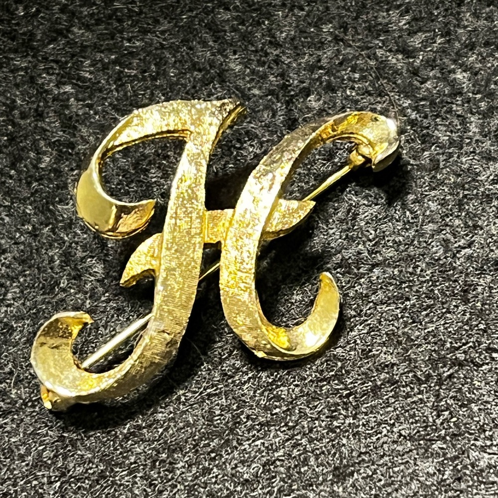Elegant Vintage Gold Plated Cursive Letter “H” Brooch